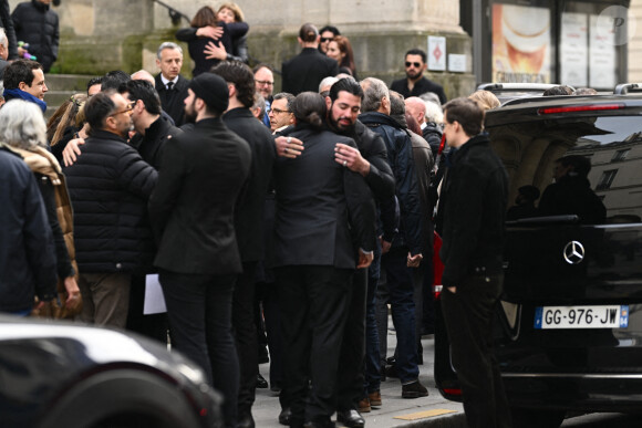 Veuve, enfants et petits-enfants se sont soutenus moralement 
Famille et proches lors des obsèques de Alexis Gruss en l'Église Saint-Roch à Paris le 11 avril 2024. 
