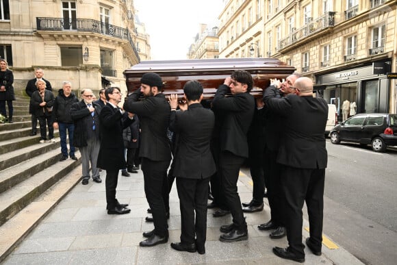Ce jeudi 11 avril ont eu lieu les obsèques d'Alexis Grüss à l'église Saint Roch à Paris
Illustration (cercueil) lors des obsèques de Alexis Gruss en l'Église Saint-Roch à Paris le 11 avril 2024. 