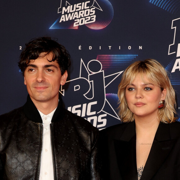 Tous les deux ont commencé leur chanson collés-serrés. 
Florian Rossi et sa compagne Louane au photocall de la 25ème cérémonie des "NRJ Music Awards (NMA)" au palais des Festivals et des Congrès de Cannes, France, le 10 novembre 2023. © Dominique Jacovides/Bestimage 