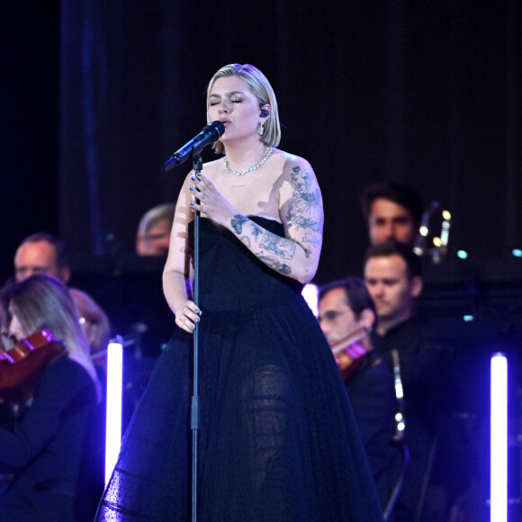 Exclusif - Louane - Enregistrement de l'émission "Cannes chante le Cinéma" sur la célèbre plage Macé de Cannes, le 25 mai 2023 lors de la 76ème édition du Festival de Cannes le 25 mai 2023. © Bruno Bebert-Tiziano da Silva/Bestimage 