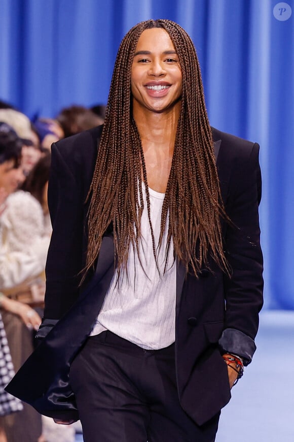 Et cela influe aujourd'hui sur sa vie et son caractère. 
Olivier Rousteing lors du défilé de mode prêt-à-porter Balmain Printemps/été 2024 lors de la Fashion Week de Paris (PFW) à Paris, France, le 28 septembre 2023. 