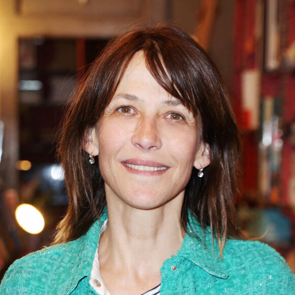 ...semble rester éternellement jeune !
Exclusif - Sophie Marceau participe à une séance de dédicace pour la sortie de son livre "La Souterraine" à la Librairie des Abbesses le 25 mai 2023 à Paris, France. Photo par Jerome Domine/ABACAPRESS.COM