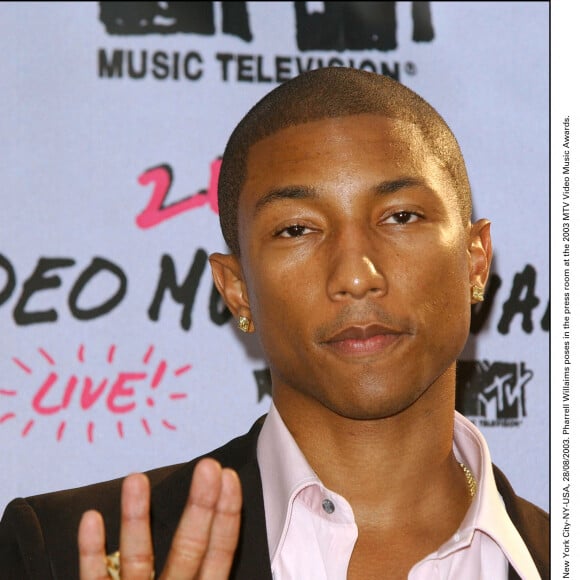 New York City le 28/08/2003. Pharrell Williams pose dans la salle de presse des MTV Video Music Awards 2003. © Nicolas Khayat/ABACA.