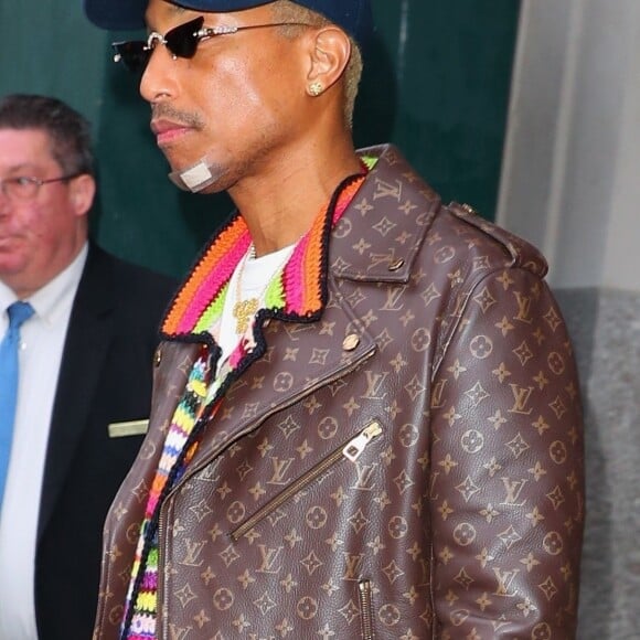 Pharrell Williams, un pansement au menton, à la sortie des bureaux Sony à New York. Le 27 avril 2023 New York City, NY - Pharrell Williams a été aperçu quittant les bureaux de Sony cet après-midi avant d'assister à la grande réouverture de Tiffany & ; Co à New York City. Sur la photo : Pharrell Williams