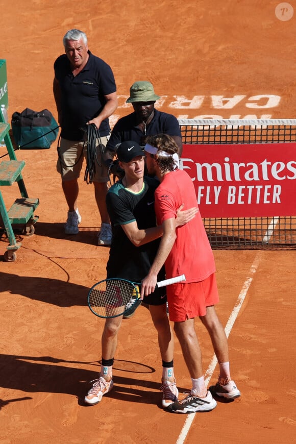 Car Stefanos Tsitsipas, le vainqueur, avait battu son compatriote Jannik Sinner en demi-finale ! 
Jannik Sinner et Stéfanos Tsitsipas - S.Tsitsipas l'emporte face à J.Sinner et se qualifie pour la finale du Rolex Monte-Carlo Masters à Roquebrune-Cap-Martin le 13 avril 2024. © Claudia Albuquerque / Bestimage 