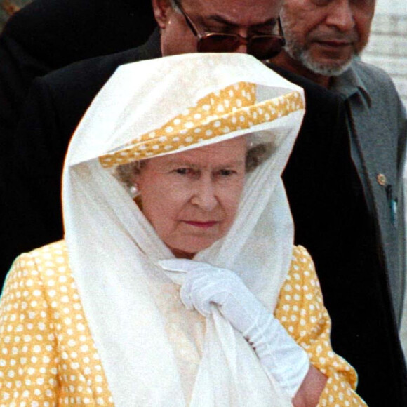 "Il était clair qu'elle était complètement à l'écoute de tout ce qui se passait, en plus d'être typiquement vive et pleine d'esprit", ajoute-t-elle
 
La reine Elisabeth II d'Angleterre - Mosquée d'Islamabad