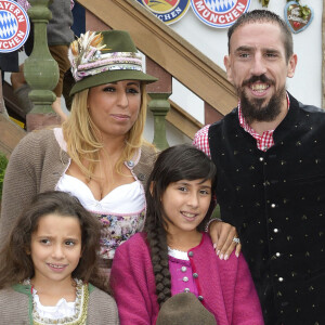 Une photo qui date de 2022

Franck Ribery célèbre la fête de la bière "Oktoberfest" avec sa femme Wahiba et ses enfants Salif, Shakinez et Hizya à Munich en Allemagne le 5 octobre 2014.