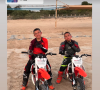On peut voir Seïf-El-Islam et Mohammed faire du moto-cross 
