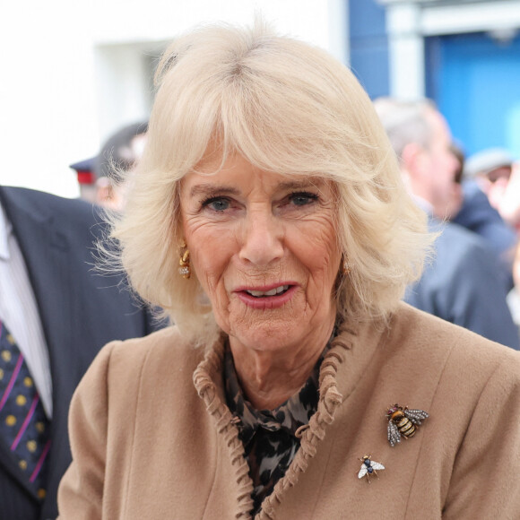 En attendant, elle gère ! 
Camilla Parker Bowles, reine consort d'Angleterre, visite le Shrewsbury Farmers Market, le 27 mars 2024. La souveraine est également allée à la rencontre des habitants. 