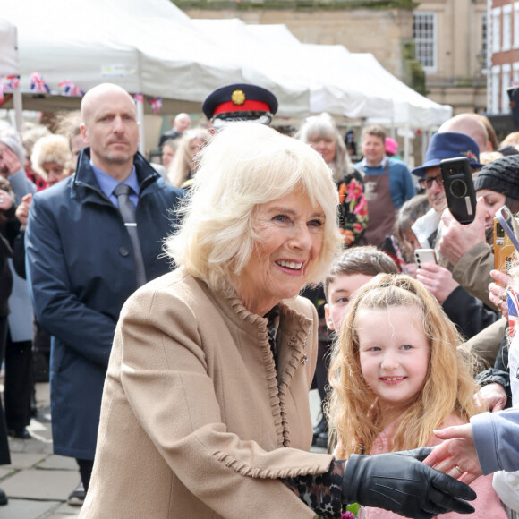 Camilla Parker Bowles, reine consort d'Angleterre, visite le Shrewsbury Farmers Market, le 27 mars 2024. La souveraine est également allée à la rencontre des habitants. 