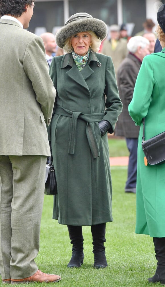 Camilla Parker Bowles, reine consort d'Angleterre, lors du festival hippique de Cheltenham, le 13 mars 2024. 