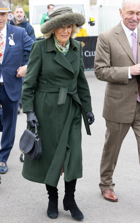 Camilla Parker Bowles, reine consort d'Angleterre, arrive au Cheltenham Festival 2024 - jour 2 à l'hippodrome de Cheltenham Prestbury Park, Royaume-Uni, le 13 mars 2024. 