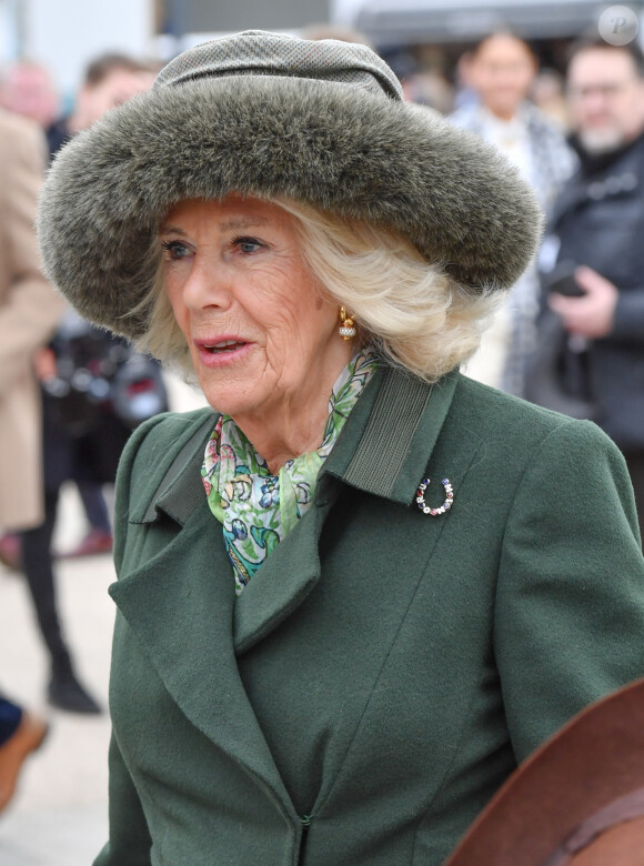 Camilla Parker Bowles, reine consort d'Angleterre, arrive au Cheltenham Festival 2024 - jour 2 à l'hippodrome de Cheltenham Prestbury Park, Royaume-Uni, le 13 mars 2024. 