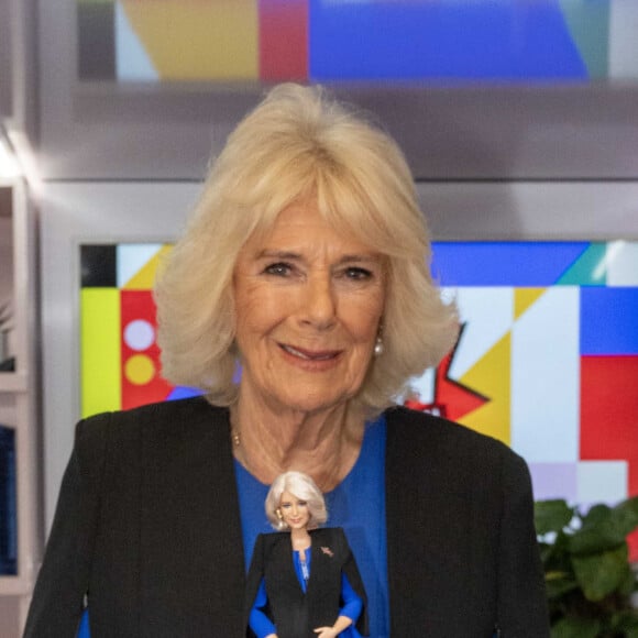 Camilla Parker Bowles, reine consort d'Angleterre, reçoit une poupée Barbie à son effigie au palais de Buckingham à Londres, Royaume Uni, le 12 mars 2024. 