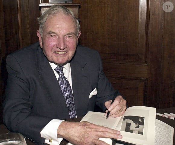 Il s'agissait alors de David Rockefeller, dernier petit-fils de John Rockefeller, homme d'affaires à l'origine de la fortune de cette famille. 
David Rockefeller à New York.