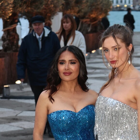 Les deux femmes étaient radieuses dans des robes à paillettes
 
Salma Hayek et Mathilde Pinault - La famille Pinault est réunie au dîner de gala de la Fondation Cini juste avant la 60ème biennale de Venise le 17 avril 2024.