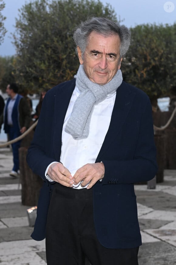 Le célèbre écrivain et philosophe, Bernard-Henri Lévy était également de la partie
 
Bernard-Henri Levy - La famille Pinault est réunie au dîner de gala de la Fondation Cini juste avant la 60ème biennale de Venise le 17 avril 2024.