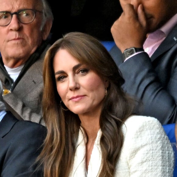 Si la nature et le stade de la maladie n'ont pas été précisé, elle a indiqué avoir débuté un traitement de chimiothérapie préventive, laissant penser que la maladie est à un stade précoce
Catherine (Kate) Middleton, princesse de Galles, assiste au quart de finale Angleterre-Fidji, coupe du monde de rugby 2023, au Stade Vélodrome à Marseille le 15 octobre 2023. À ses côtés Rob Briers et Bill Beaumont. © Bruno Bebert / Bestimage 