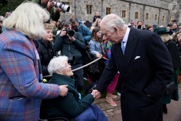 Le roi Charles III rencontre des membres du public après le service des matines de Pâques à la chapelle St George du château de Windsor dans le Berkshire, au Royaume-Uni, le 31 mars 2024. Photo par Hollie Adams/PA Wire/ABACAPRESS.COM