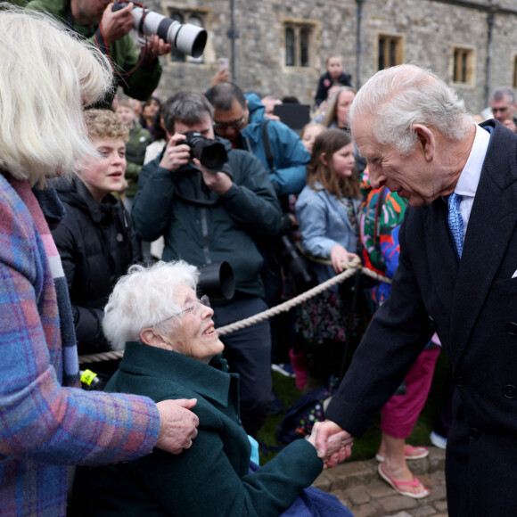 Le roi Charles III rencontre des membres du public après le service des matines de Pâques à la chapelle St George du château de Windsor dans le Berkshire, au Royaume-Uni, le 31 mars 2024. Photo par Hollie Adams/PA Wire/ABACAPRESS.COM