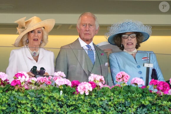 La reine Camilla (à gauche), le roi Charles III et Lady Sarah Keswick regardent la Royal Hunt Cup lors de la deuxième journée du Royal Ascot à l'hippodrome d'Ascot, Berkshire. UK, le mercredi 21 juin 2023. Photo par Jonathan Brady/PA Wire/ABCAPRESS.COM