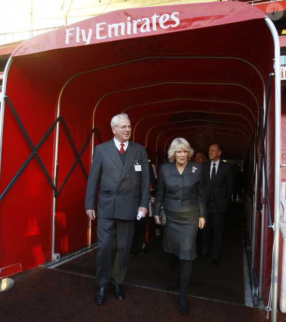 La reine Camilla et le regretté Sir Chips Keswick partageaient de nombreuses passions communes depuis de longues années.
La duchesse de Cornouailles sort du tunnel avec Sir Chips Keswick, directeur du club de football d'Arsenal. Photo par Kirsty Wigglesworth/PA Wire/ABACAPRESS.COM