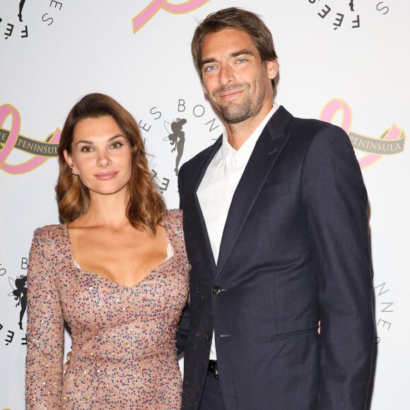 
Avec sa compagne Alice Detollenaere.
Camille Lacourt et sa compagne Alice Detollenaere (Miss Bourgogne 2010) - Photocall du 4ème gala de charité de l'association "Les Bonnes Fées" à l'occasion de la campagne mondiale "Octobre Rose" à l'hôtel Peninsula, Paris le 5 octobre 2023. © Coadic Guirec/Bestimage