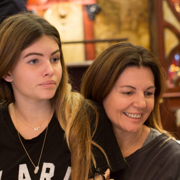 Exclusif - Thylane Blondeau et sa mère Véronika Loubry pendant le petit déjeuner avant de rejoindre le cinéma avant de se rendre à l'avant-première du film "Belle et Sébastien : l'aventure continue" au Gaumont Opéra à Paris, le 29 novembre 2015. © Romuald Meigneux / Bestimage 