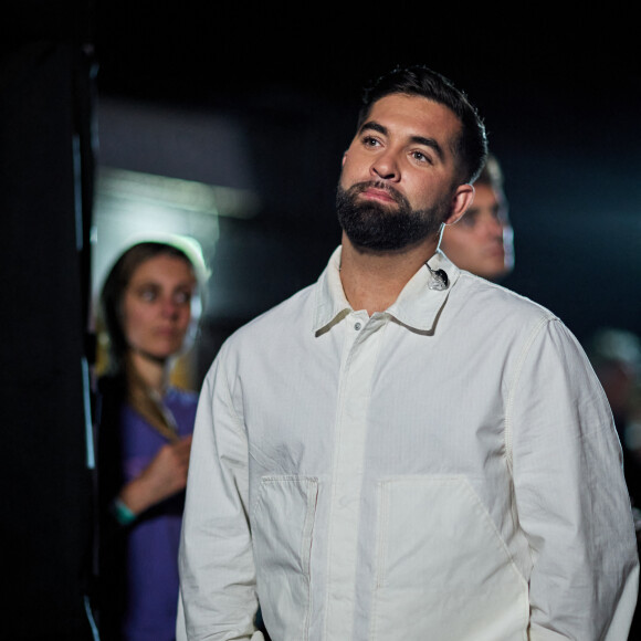 Touché au niveau du thorax, il était alors transporté en urgence à l'hôpital de Pessac en Gironde dans un état critique. Un accident domestique a très rapidement été avancé auprès des enquêteurs tandis que Kendji Girac devait subir une opération dans la foulée.
Exclusif - Kendji Girac - Backstage - Enregistrement de l'émission "Avec Florent, tout le monde ELA" à La Seine Musicale à Paris, diffusée le 1er septembre à 21h10 sur TF1 © Cyril Moreau-Dominique Jacovides / Bestimage