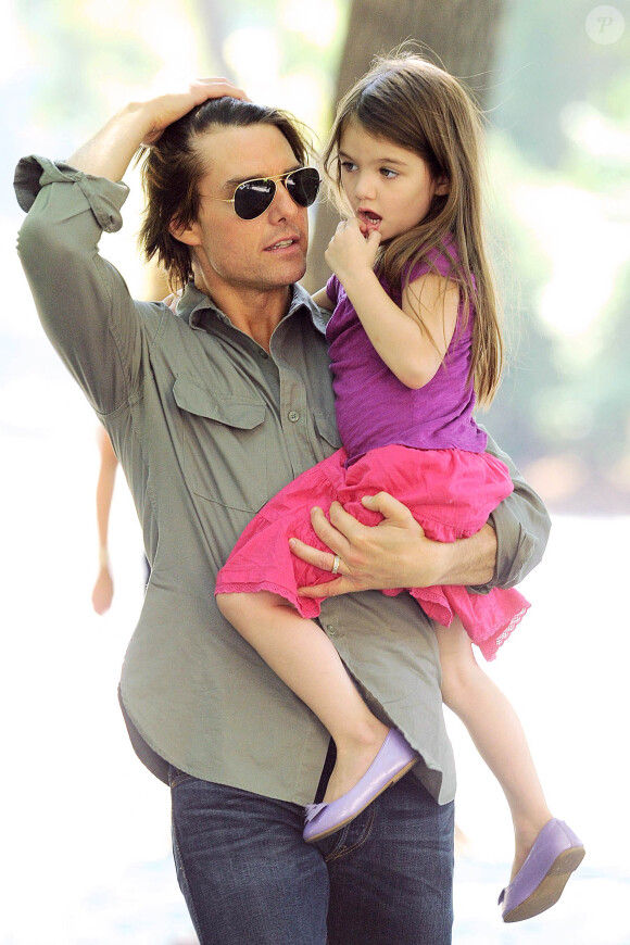 Durant toutes ces années, le comédien sera très proche de sa fille.
Tom Cruise a emmené sa fille Suri à l'aire de jeux à New York City, NY, USA le 7 septembre 2010. Photo par Bill Davila/Startraks/ABACAPRESS.COM