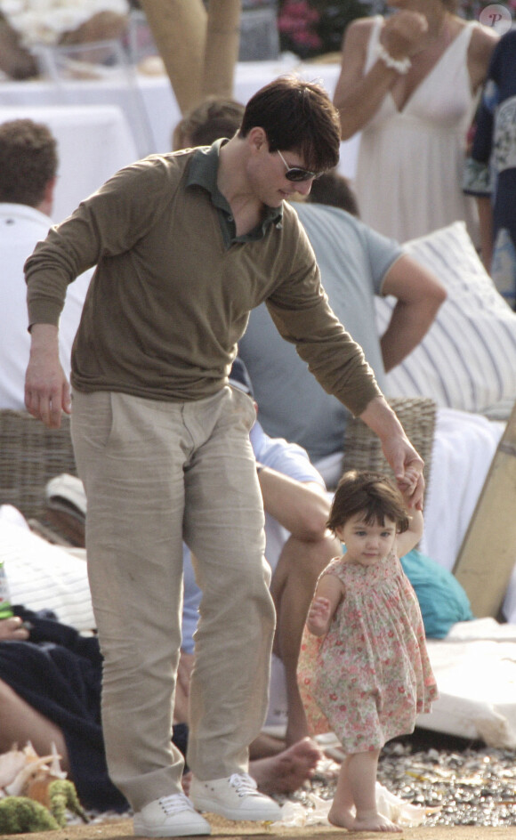 Katie Holmes et Tom Cruise profitent d'un après-midi ensoleillé avec sa fille Suri, emmenant la petite fille dans la mer Méditerranée à la plage de Paloma à Saint-Jean Cap Ferrat, France, le 19 juin 2007. Photo by ABACAPRESS.COM