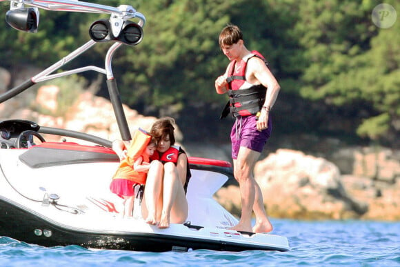 L'acteur Tom Cruise fait une pause dans le tournage à Berlin de son nouveau film 'Valkyrie' lors d'un week-end en Sardaigne, Italie, le 2 août 2007. À bord d'un luxueux yacht, Tom, Katie Holmes et leur fille Suri prennent du bon temps, nagent et s'amusent.