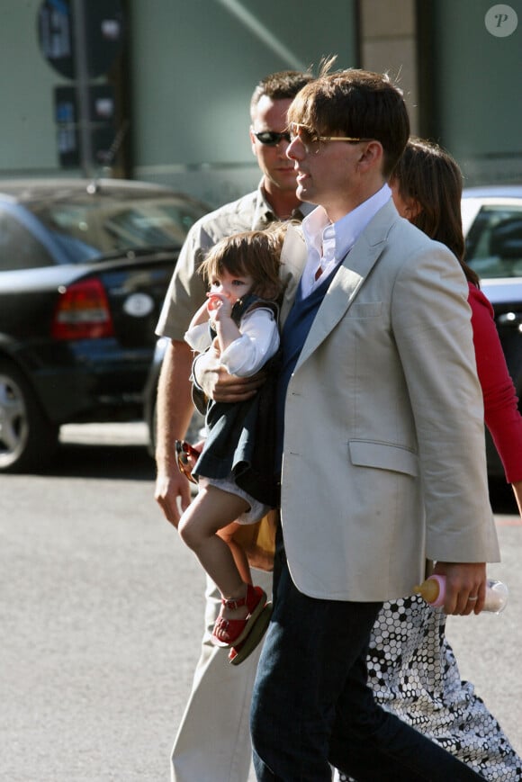 Tom Cruise et sa fille Suri se promènent et font du shopping dans les rues de Berlin, en Allemagne, le 5 août 2007, entourés de nombreux gardes du corps. Photo par ABACAPRESS.COM