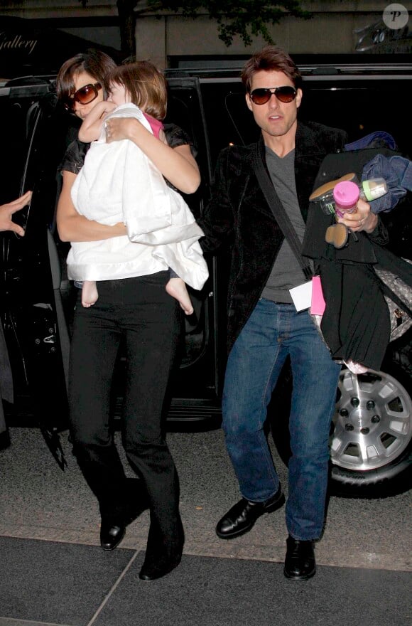 Tom Cruise, sa femme Katie Holmes et sa fille Suri arrivent à leur hôtel de Manhattan à New York City, NY, USA, le 3 mai 2008. Photo by Ramey Agency/ABACAPRESS.COM Local Caption .
