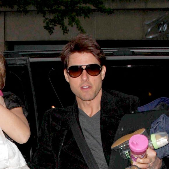 Tom Cruise, sa femme Katie Holmes et sa fille Suri arrivent à leur hôtel de Manhattan à New York City, NY, USA, le 3 mai 2008. Photo by Ramey Agency/ABACAPRESS.COM Local Caption .