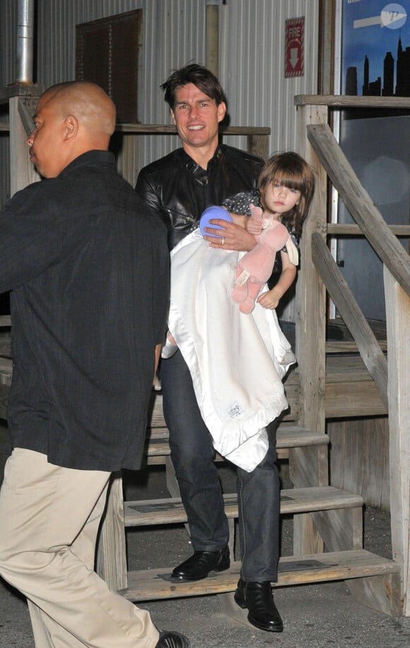 Mardi 16 septembre 2008. Tom Cruise porte sa petite Suri après son arrivée en hélicoptère à New York. L'acteur est en ville pour soutenir sa femme, Katie Holmes, lors de l'ouverture en avant-première de sa pièce All My Sons sur Broadway, le jeudi 18 septembre. Photographie : /PCN/ABACAPRESS.COM