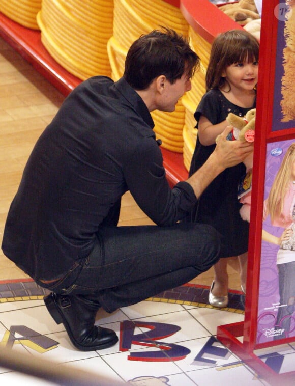 Tom Cruise et sa fille Suri dans un magasin de jouets pour acheter des ours en peluche, à New York City, NY, USa, le 21 septembre 2008. Photo par Ramey Agency/ABACAPRESS.COM