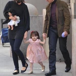 New York, jeudi 2 octobre 2008. Tom Cruise et Katie Holmes tiennent la main de leur fille Suri alors qu'ils quittent leur appartement du centre ville. Katie portait la poupée de Suri. Photographie : /PCN/ABACAPRESS.COM