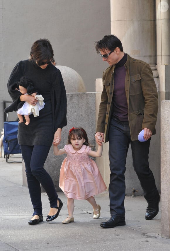 New York, jeudi 2 octobre 2008. Tom Cruise et Katie Holmes tiennent la main de leur fille Suri alors qu'ils quittent leur appartement du centre ville. Katie portait la poupée de Suri. Photographie : /PCN/ABACAPRESS.COM