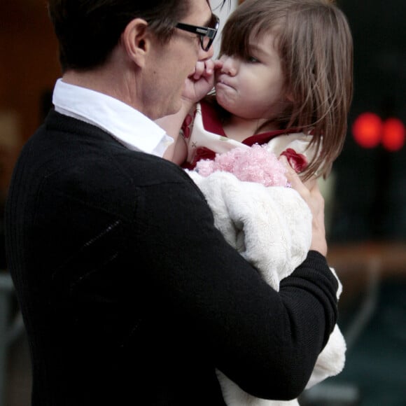 L'acteur américain Tom Cruise et sa fille Suri quittent leur appartement pour se promener et acheter une glace à New York City, NY, USA le 18 octobre 2008. Photo par ABACAPRESS.COM