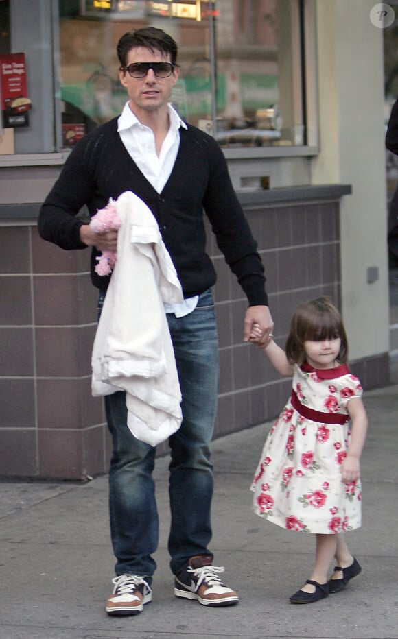 L'acteur américain Tom Cruise et sa fille Suri quittent leur appartement pour se promener et acheter une glace à New York City, NY, USA le 18 octobre 2008. Photo par ABACAPRESS.COM