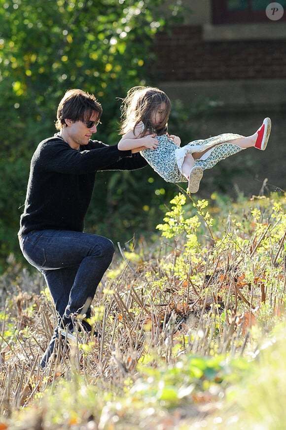 L'acteur Tom Cruise et Suri vont au parc à Boston, MA, USA le 10 octobre 2009. Photo par Humberto Carreno/Startraks/ABACAPRESS.COM