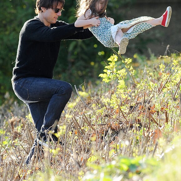 L'acteur Tom Cruise et Suri vont au parc à Boston, MA, USA le 10 octobre 2009. Photo par Humberto Carreno/Startraks/ABACAPRESS.COM