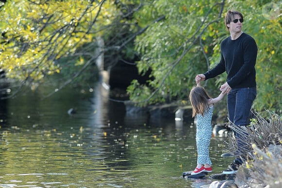 L'acteur Tom Cruise et Suri vont au parc à Boston, MA, USA le 10 octobre 2009. Photo par Humberto Carreno/Startraks/ABACAPRESS.COM