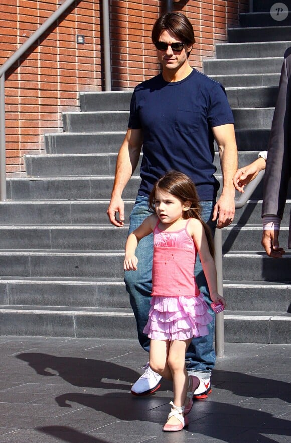 Tom Cruise et Katie Holmes, un jour avant l'anniversaire de Tom, sont vus en train de faire du shopping avec leur fille Suri au Westfield Mall à Century City, Los Angeles, CA, USA le 02 juillet 2010. Photo par Limelig