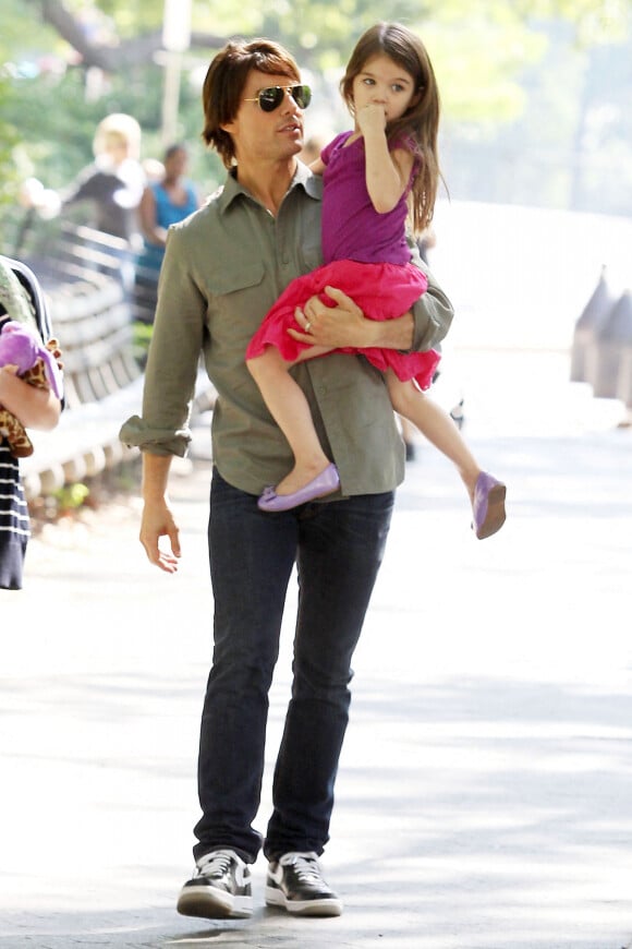 Tom Cruise joue dans un parc avec sa petite fille Suri à New York, NY, USA le 7 septembre 2010. Les enfants de Tom, Connor et Isabellaw, ont également passé du temps avec leur père. Photo par Startraks/ABACAPRESS.COM
