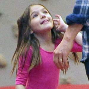 A New York, l'acteur hollywoodien Tom Cruise a été aperçu en train de passer du bon temps entre père et fille avec Suri Cruise, âgée de 5 ans. L'acteur a été vu en train de danser avec sa fille en lui faisant faire des pirouettes alors qu'elle était vêtue d'une tenue de ballerine à l'intérieur de l'aire de jeux de Chelsea Piers à New York.