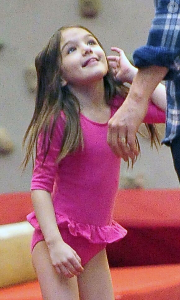 A New York, l'acteur hollywoodien Tom Cruise a été aperçu en train de passer du bon temps entre père et fille avec Suri Cruise, âgée de 5 ans. L'acteur a été vu en train de danser avec sa fille en lui faisant faire des pirouettes alors qu'elle était vêtue d'une tenue de ballerine à l'intérieur de l'aire de jeux de Chelsea Piers à New York.