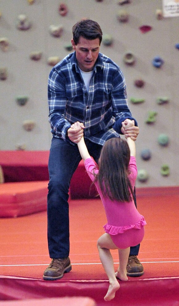 L'acteur hollywoodien Tom Cruise a été aperçu à New York en train de passer du bon temps entre père et fille avec Suri Cruise, âgée de 5 ans. L'acteur a été vu en train de danser avec sa fille en lui faisant faire des pirouettes alors qu'elle était vêtue d'une tenue de ballerine à l'intérieur de l'aire de jeux de Chelsea Piers à New York.