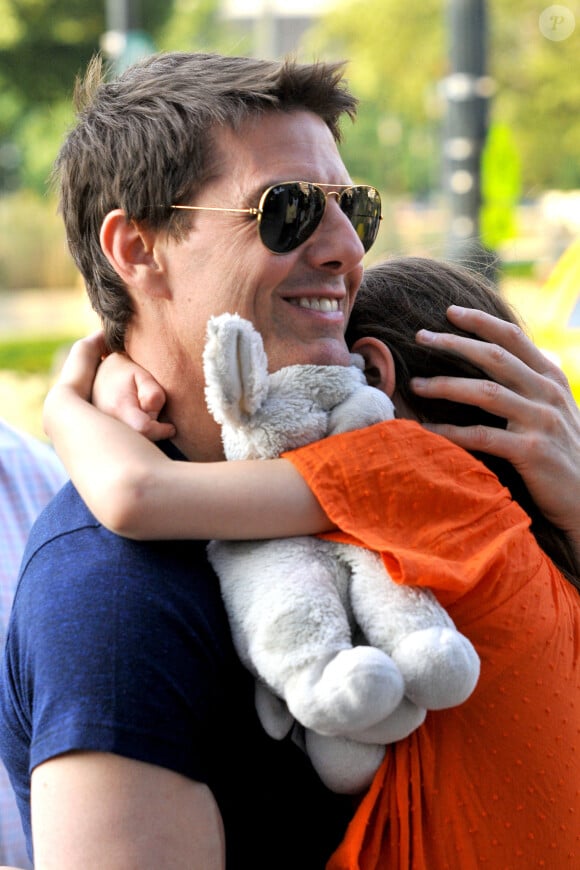 Quinze jours après le divorce, Tom tient Suri dans ses bras. C'est l'une des dernières photos du père et de la fille ensemble.
Mardi 17 juillet 2012. Tom Cruise porte sa fille Suri hors de son hôtel et ils se dirigent vers Chelsea Piers à NYC. Photographie : © Enrique RC, /PCN/ABACAPRESS.COM